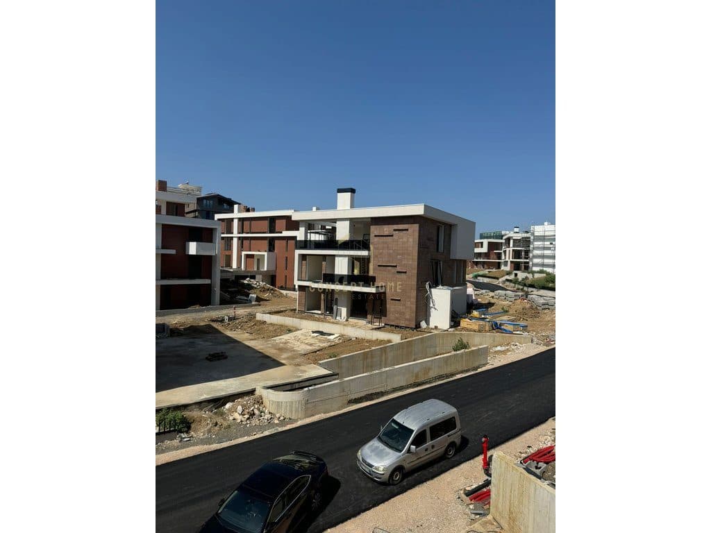 Shitet Apartament 2+1+2+Post Parkimi ne Mjull-Bathore 3
