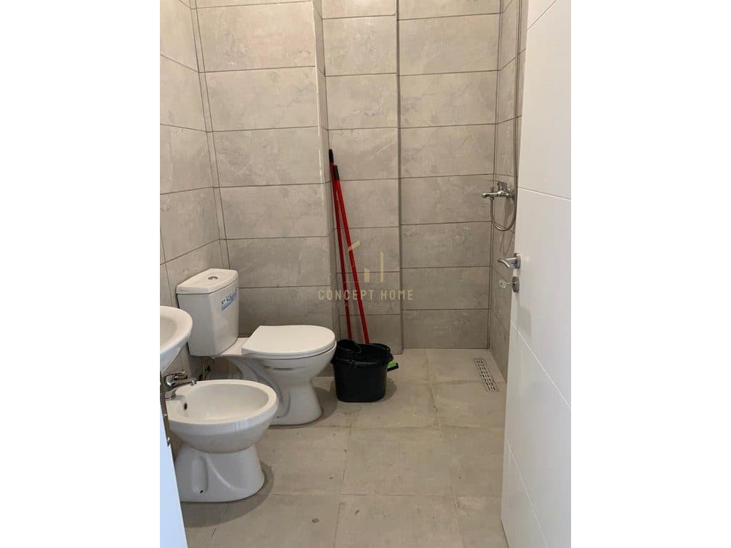 Shitet apartament 2+1 Tek Xhamlliku 4