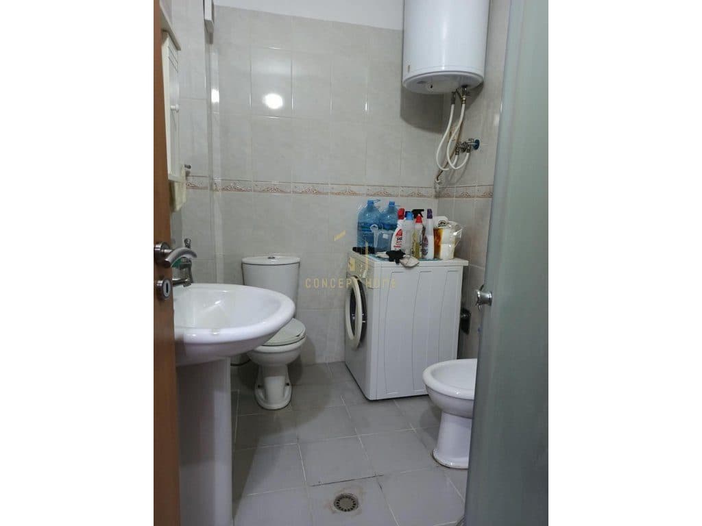 Jepet me qera apartament 1+1 tek Liqeni i Thate 4