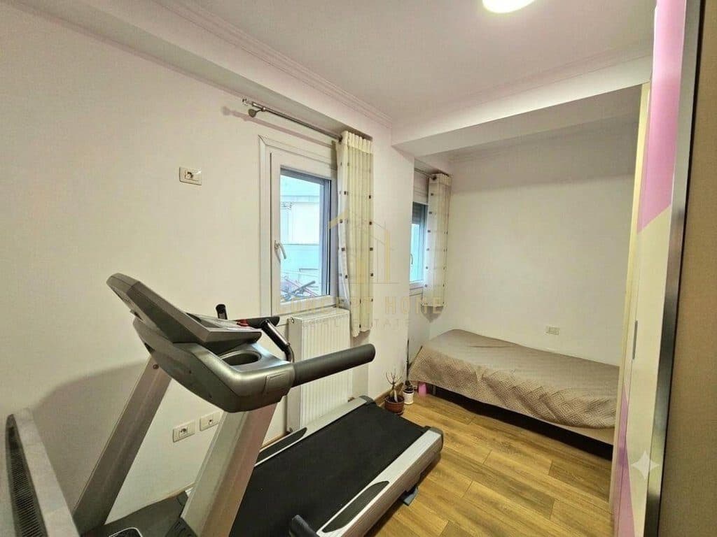 Jepet me qera apartament 2+1+garazh, tek