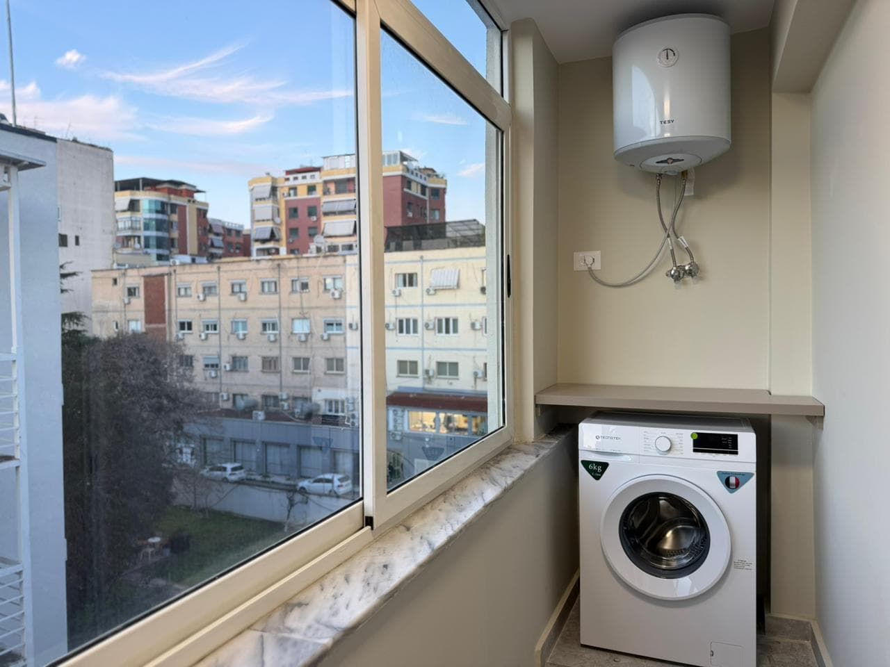 Shiten dy apartamente bashke 1+1 tek Kryqezimi 21 Dhjetorit. 2