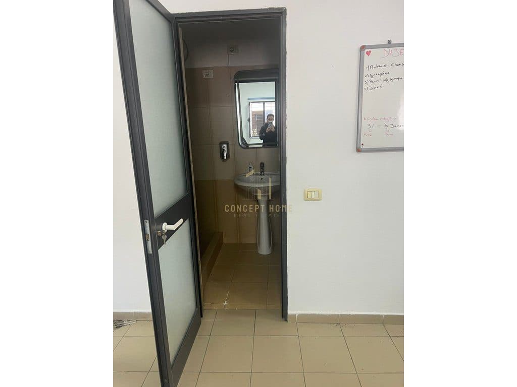 Jepet me qera zyre tek Pazari i Ri. 3
