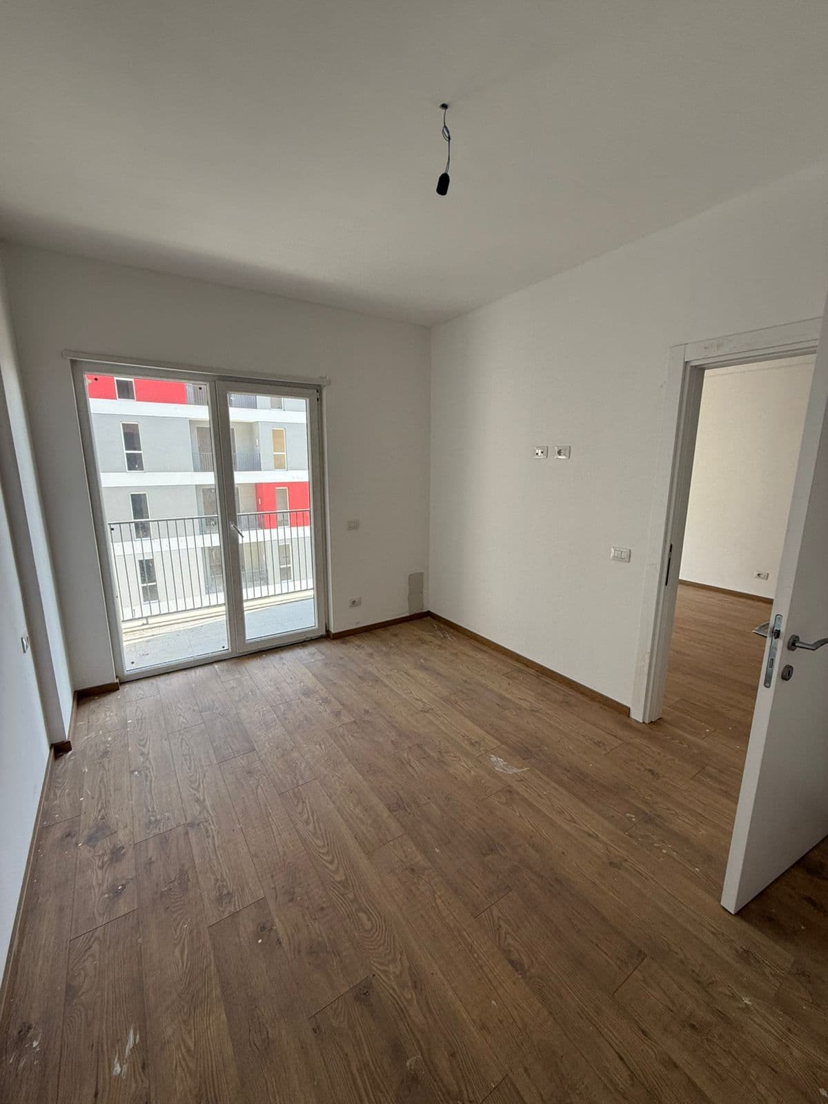 Shitet Apartament 1+1 tek Univers City 2