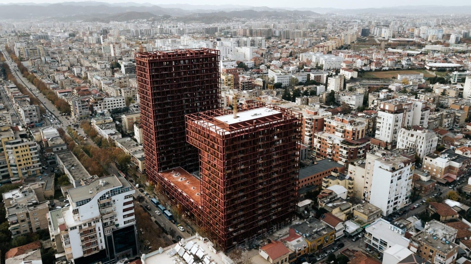 Jepet me qera apartament 2+1+2 tek Rruga e Kavajes (Tirana Garden Building)