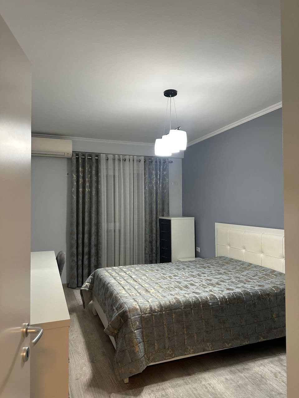 Jepet me qera Apartament 2+1+2 ne Qender 4