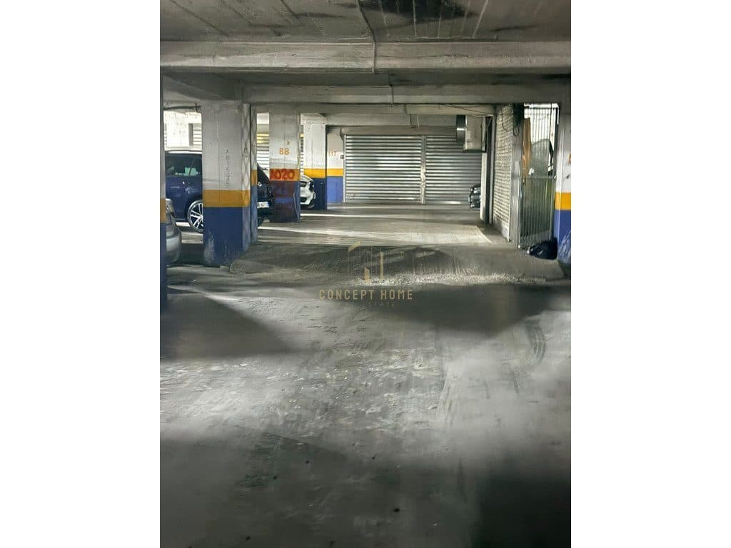 Shiten dy poste parkimi tek Rruga e Kavajes 1