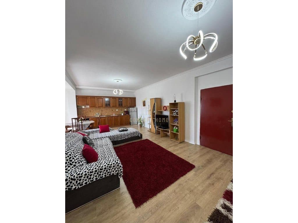Shitet apartament 2+1 ne 5 Maj