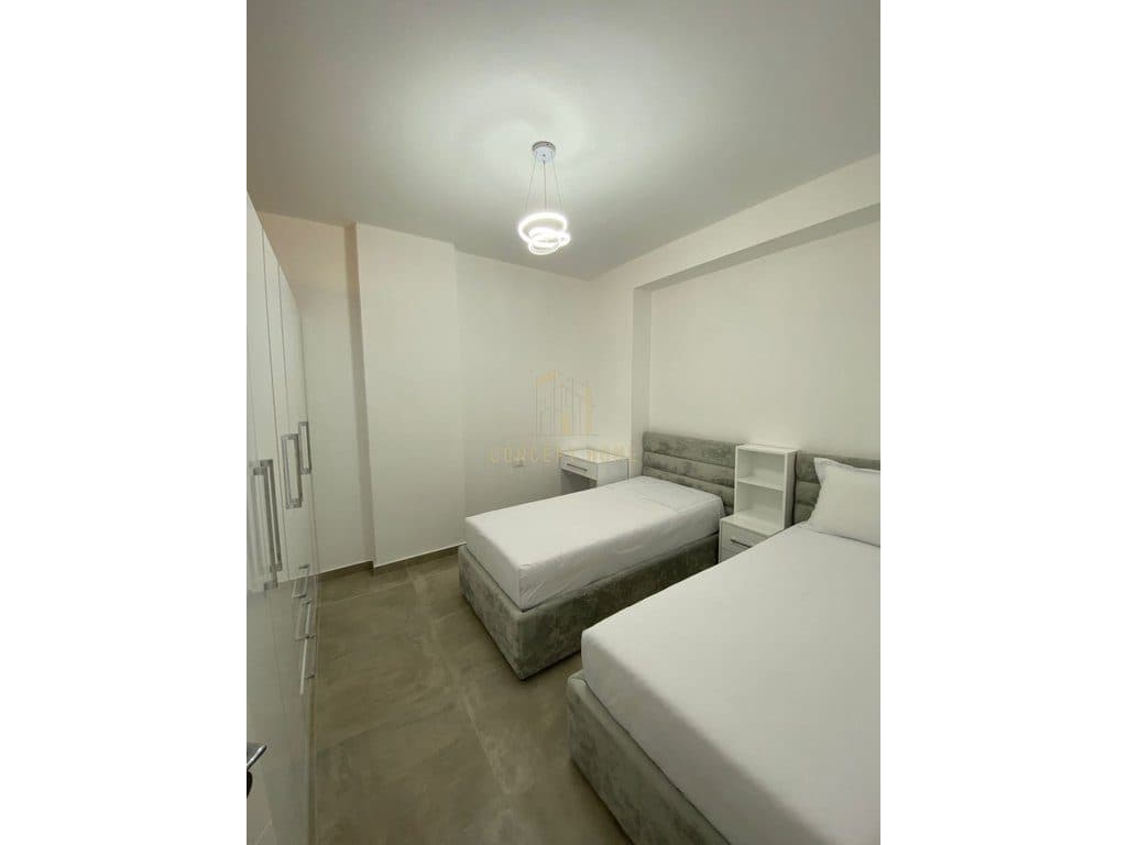 Shitet apartament 2+1 ne 4