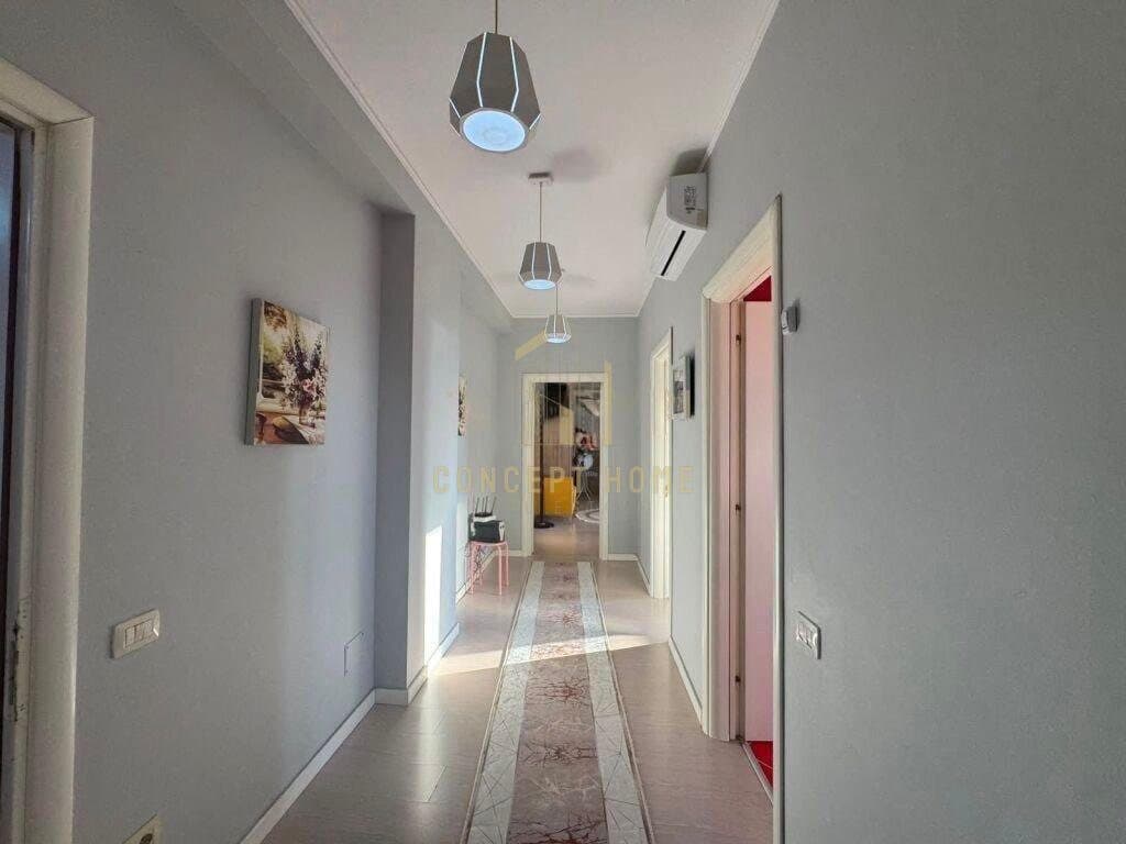 Shitet apartament 3+1 ne 4