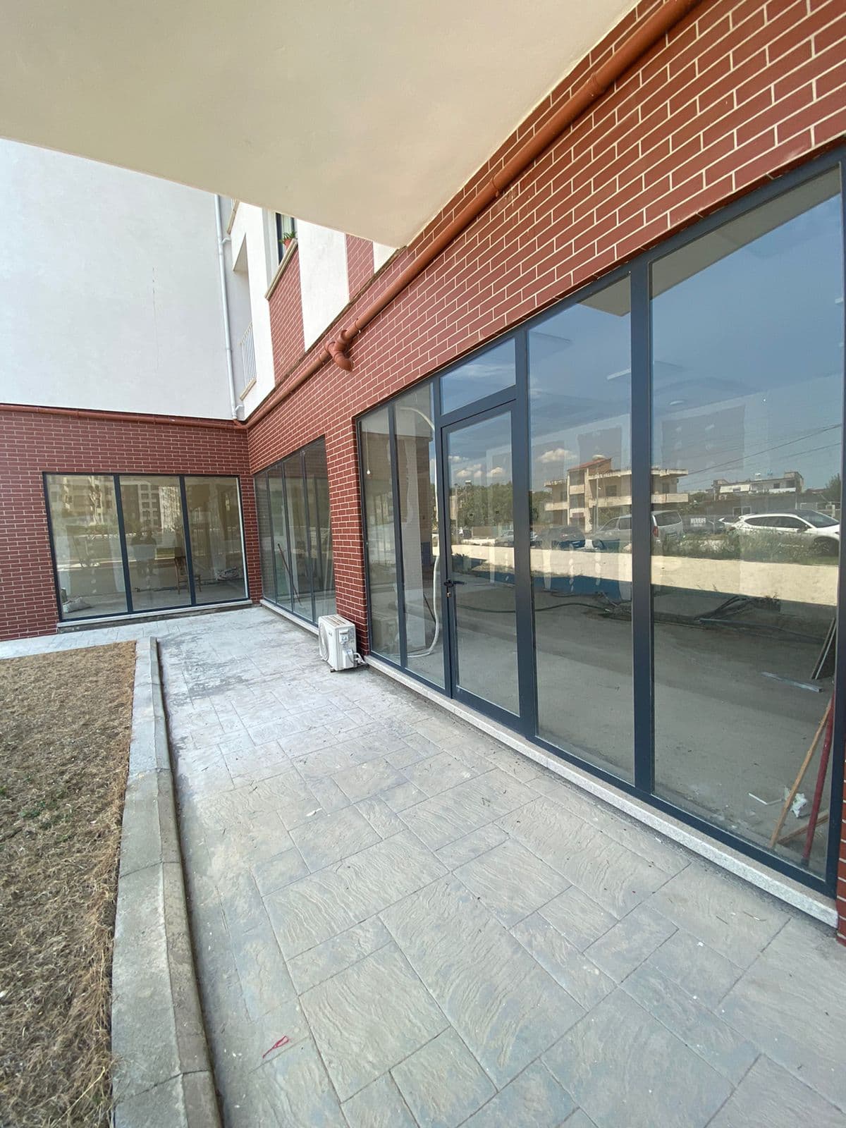 Jepet Dyqan me qera Tek Rezidenca Klensi - Siperfaqja e dyqanit: 145m2 - Kati: 0 - Tualet • Kondicioner Vendodhja: ASTIR Cmimi: 600 euro