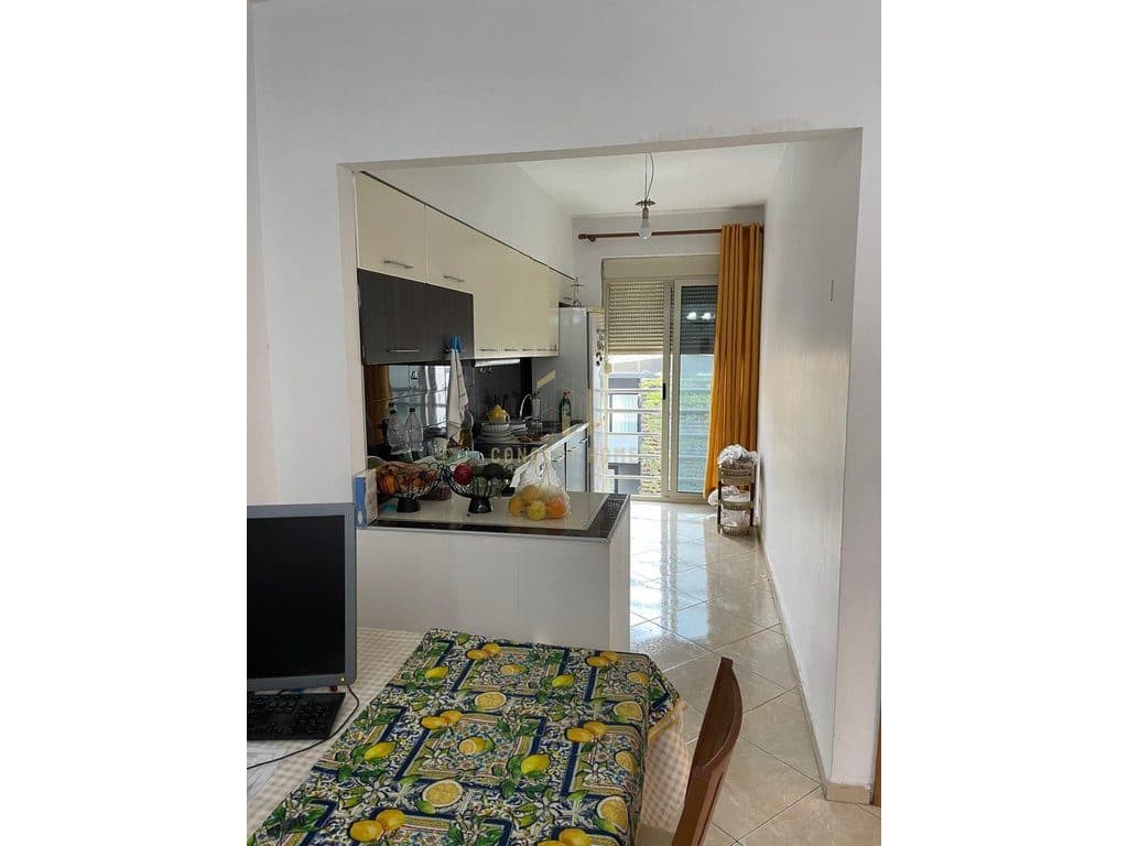 Jepet me qera apartament 2+1 tek Komuna e Parisit 4