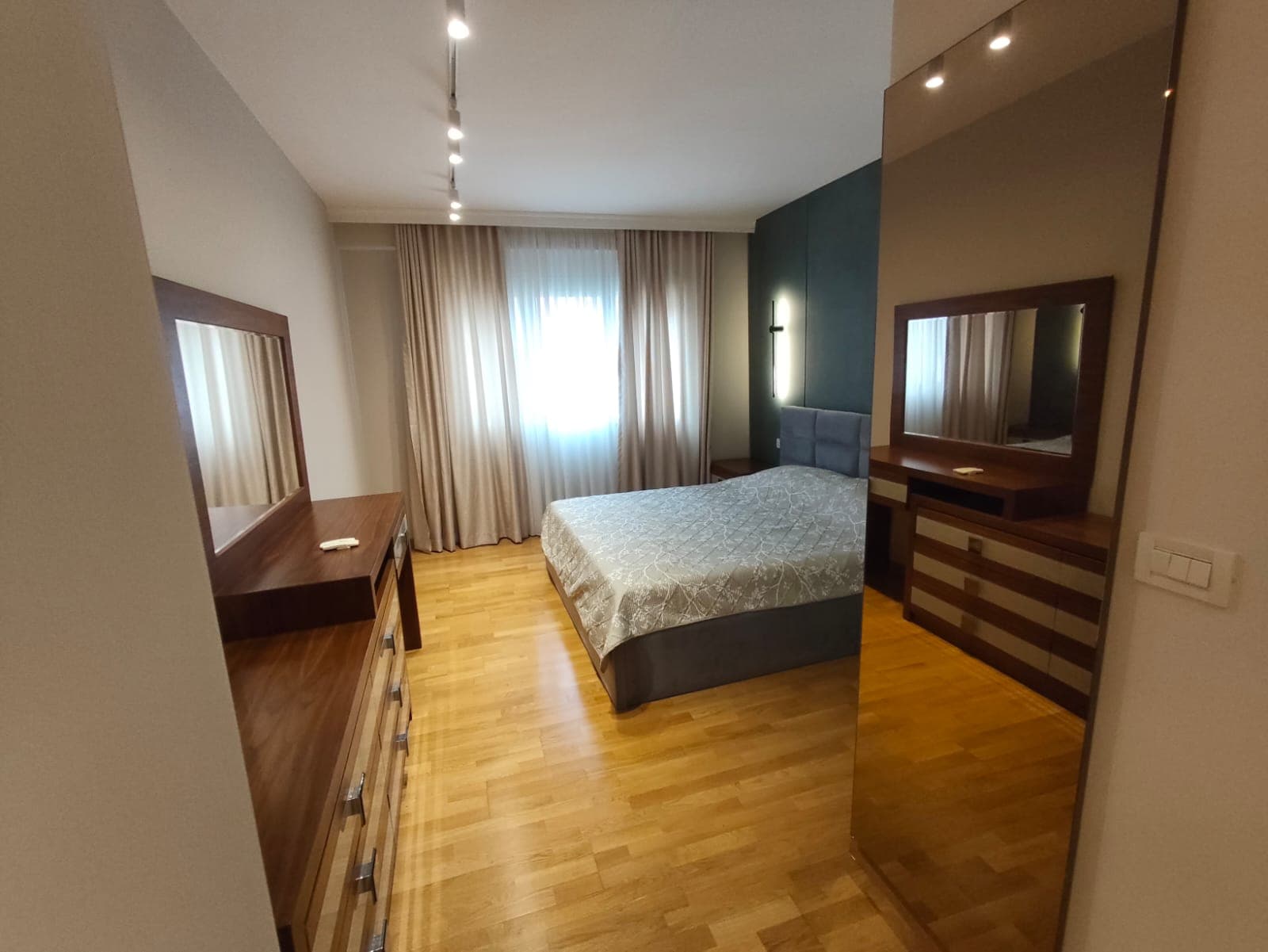 Jepet me qera apartament 3+1+2 tek Liqeni 4