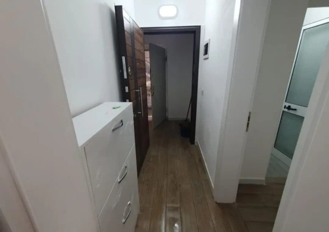 Jepet me qera apartament 1+1 tek Zogu i zi 4