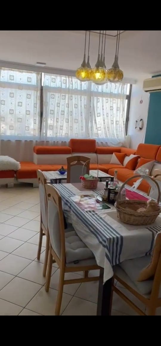 Shitet apartament 3+1+2+3 tek Rruga e Kavajes 2
