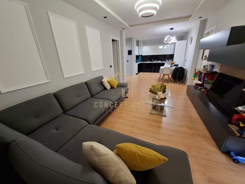 Shitet Apartament 2+1+2 tek Kopshti Botanik