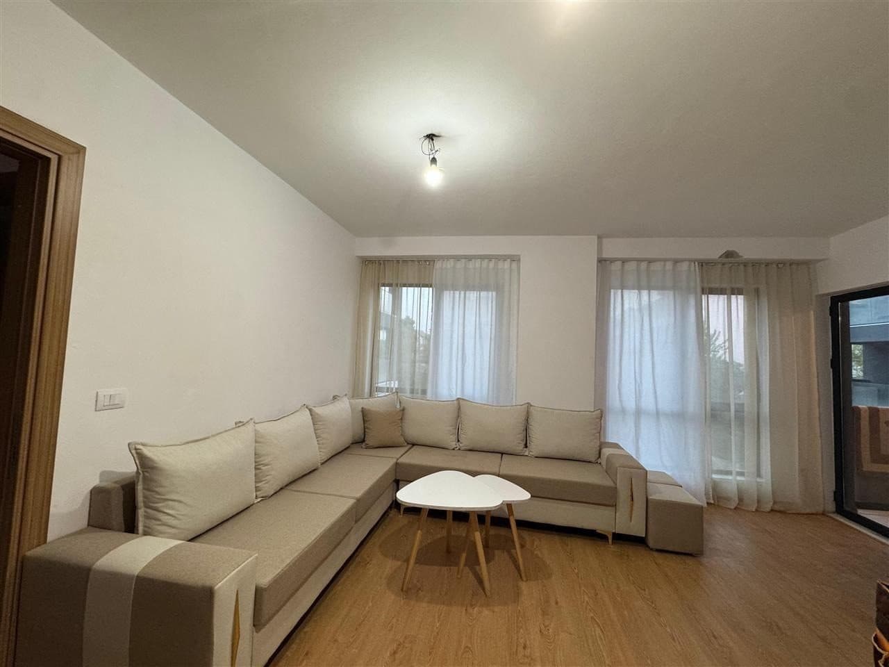 Jepet me qera apartament 3+1 ne 5 Maj