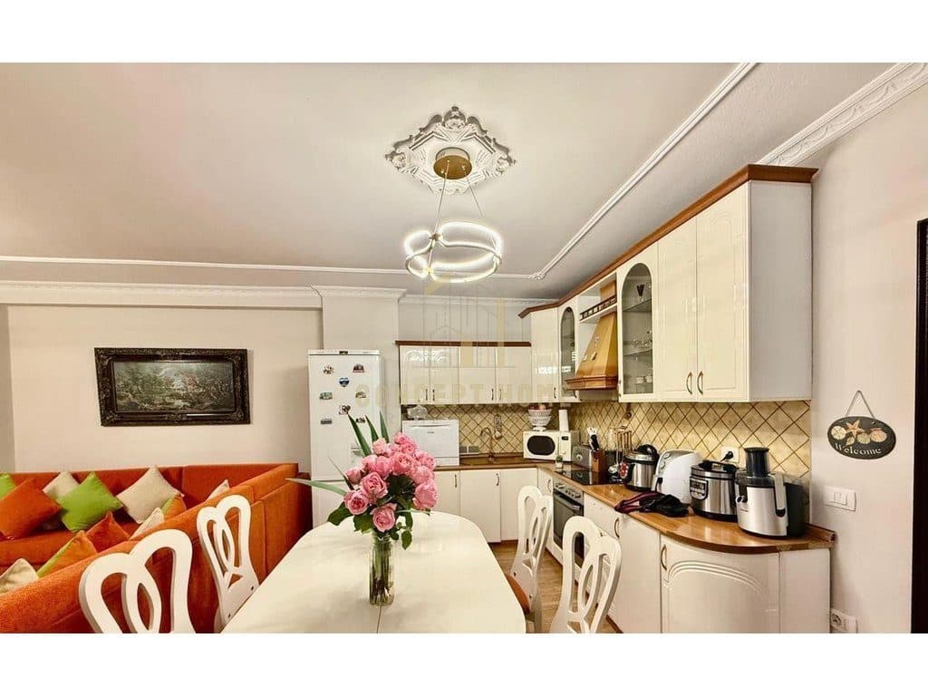 Apartament 2+1+2 me qera tek Komuna e Parisit. 2