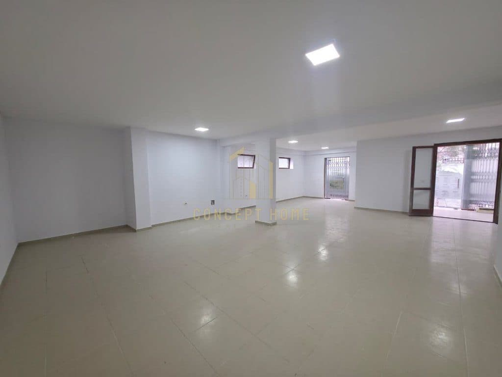 Jepet Ambient me qera Mbas Kopshtit Botanik Siperfaqja: 90 m2 Kati: 0 Organizimi: - Ambient open space - Tualet