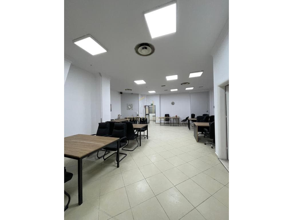 Jepet ambient biznesi me qera tek Condor Center. 3