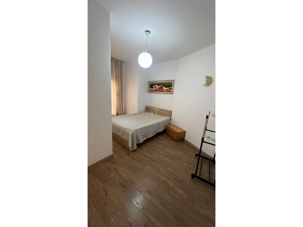 Jepet me qera apartament 1+1 ne Komune te Parisit 4