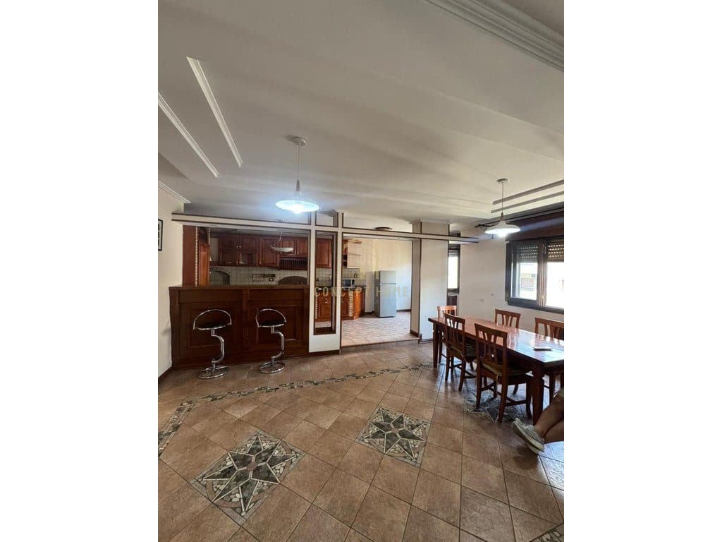 Jepet me qera apartament 3+1+2 tek