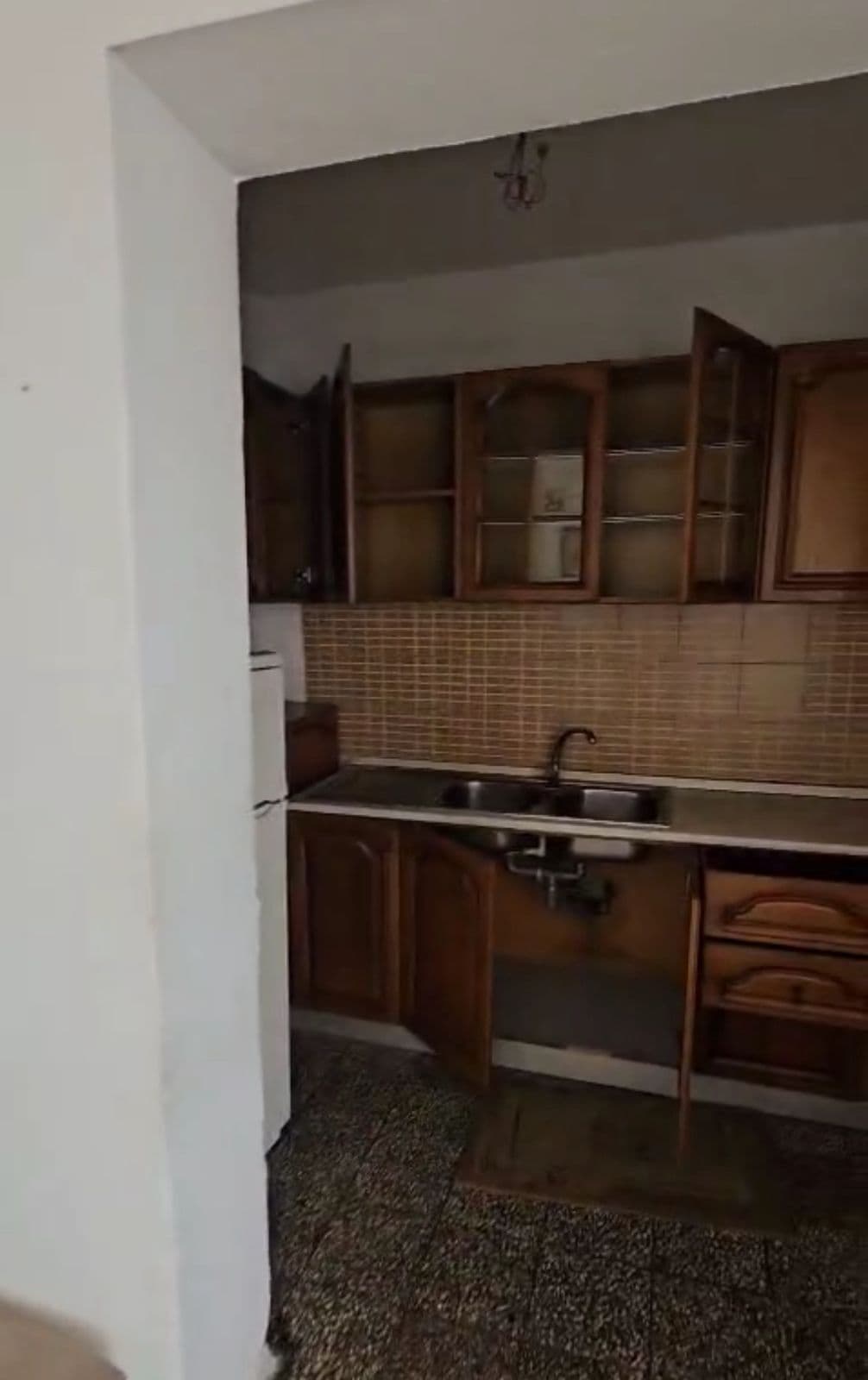 Shitet Apartament 1+1 Tek Pazari i Ri 3
