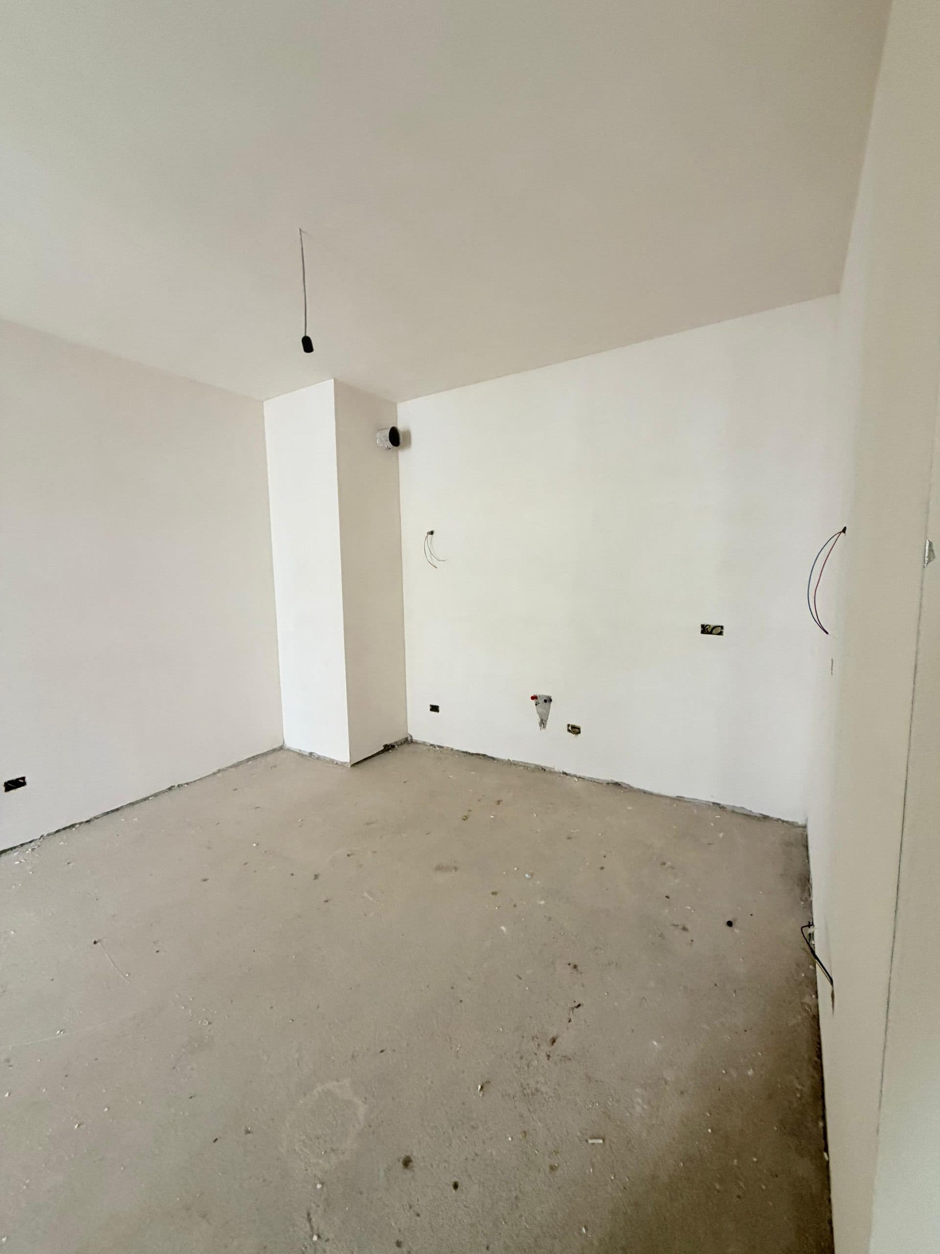 Shitet Apartament 2+1+2+Post Parkingu, tek Bulevardi i Ri