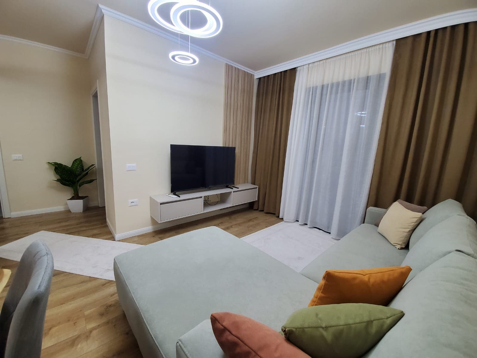Apartament 1+1 Me Qira në Liqeni i Thatë, Tiranë - 1000€ | 70 m²