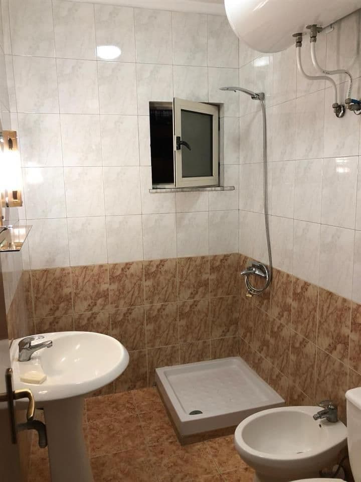 Shitet apartamenti 2+1 Tek Ish Fusha Aviacionit