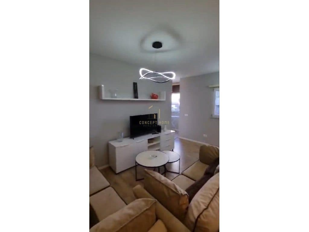 Shitet apartament 1+1 tek Komuna e Parisit 2