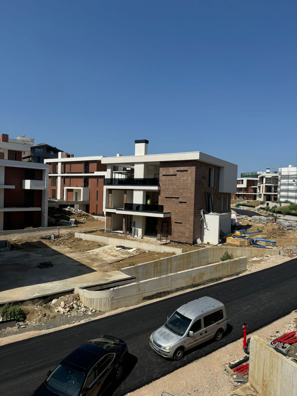 Shitet Apartament 2+1+2+Post Parkimi ne Mjull-Bathore 3