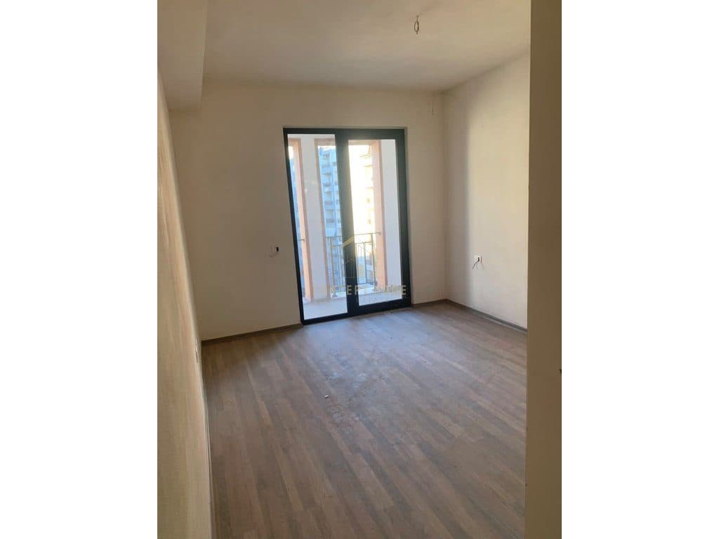 Jepet me qera apartament 2+1+2+post parkimi ne Astir 3