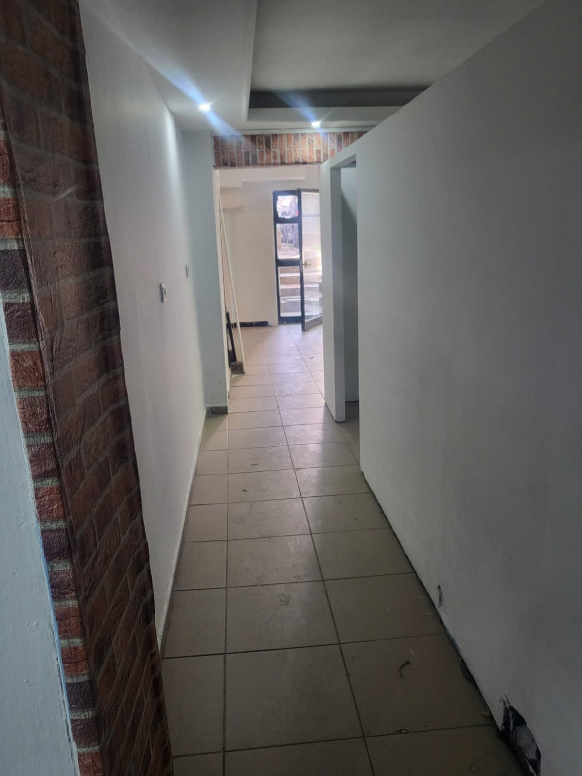 Jepet me qira dyqan tek Komuna e Parisit 4