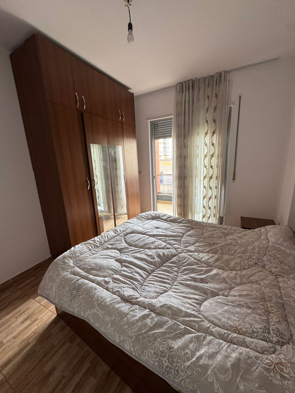 Jepet me qera apartament 1+1 ne Astir Siperfaqe :70 m2 •Kati i 2 3