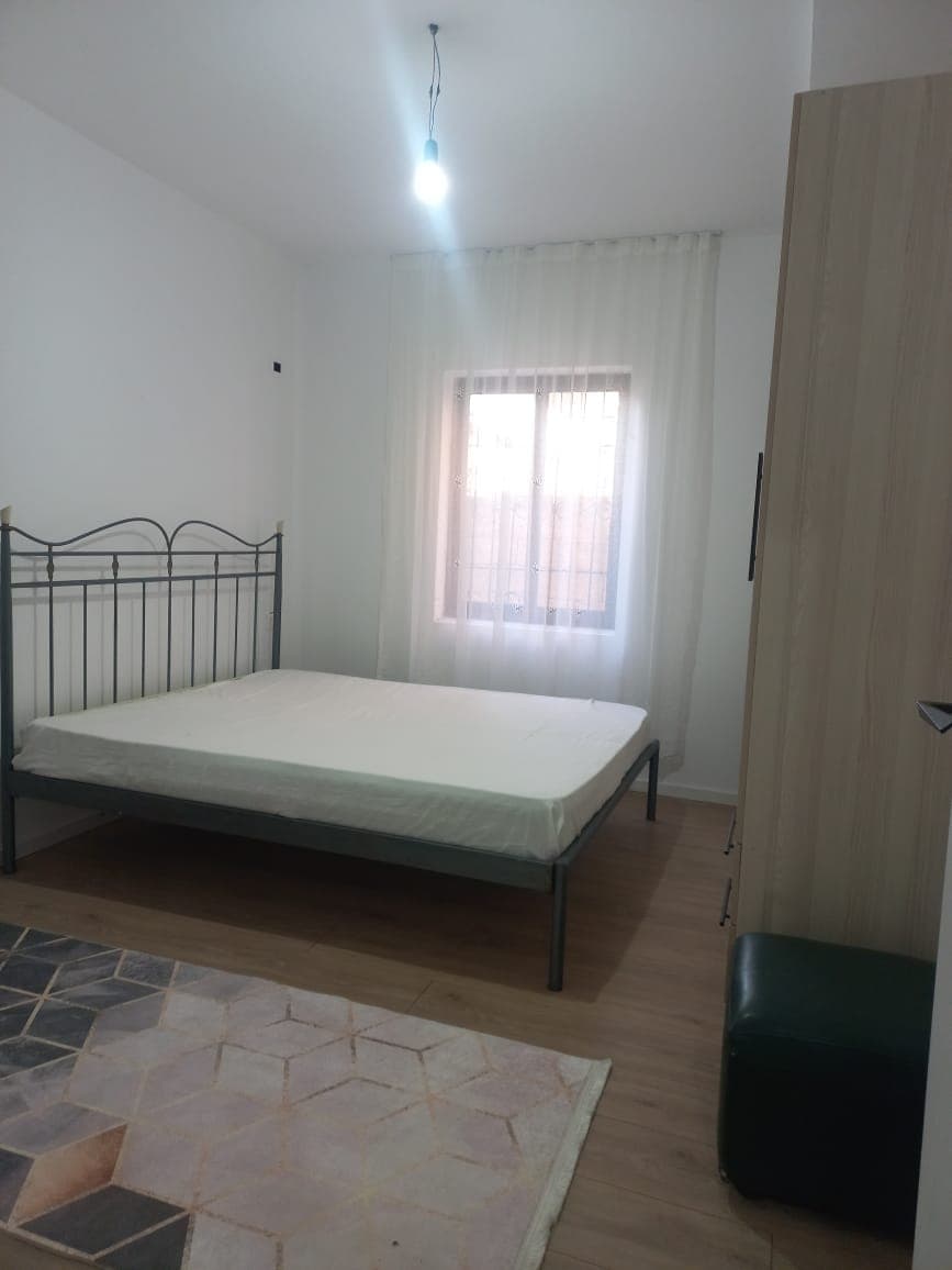 Jepet me qera shtepi 1+1+ Parkim ne 5 Maj. 2