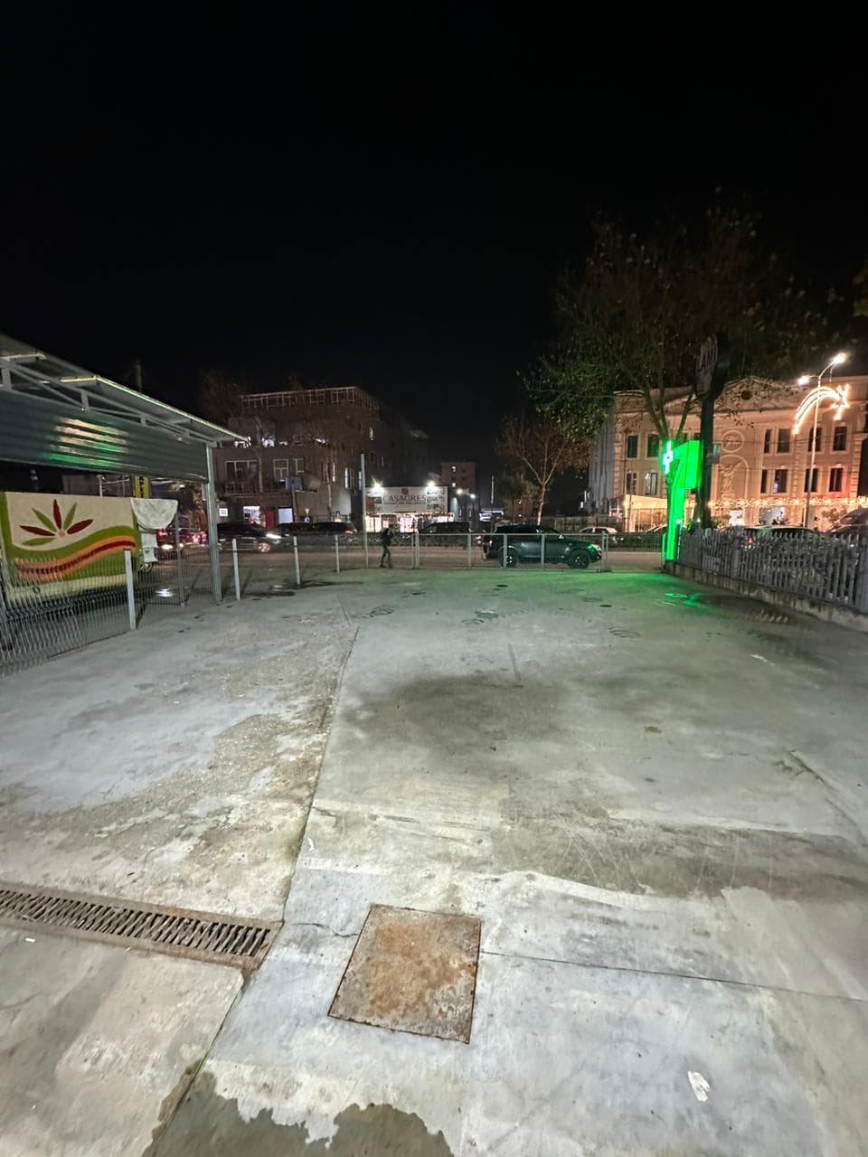 Jepet me qera kapanon + oborr ne Kamez ( Buze rruges Kryesore ) - 100.000 Leke | 250 m² 3