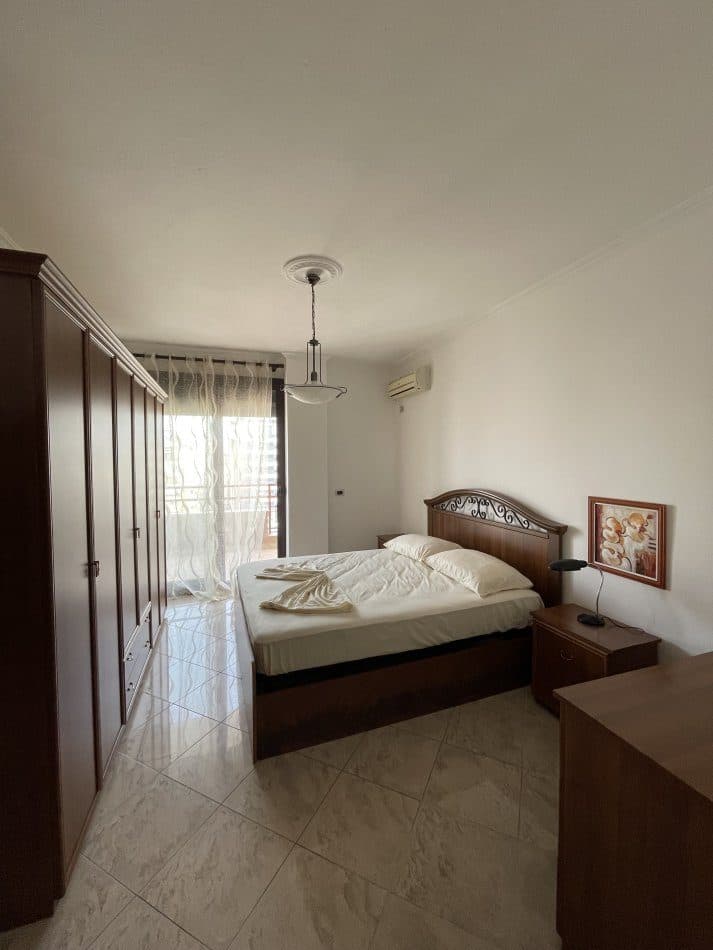 Jepet me qera apartament 2+1 Ne Bllok 4