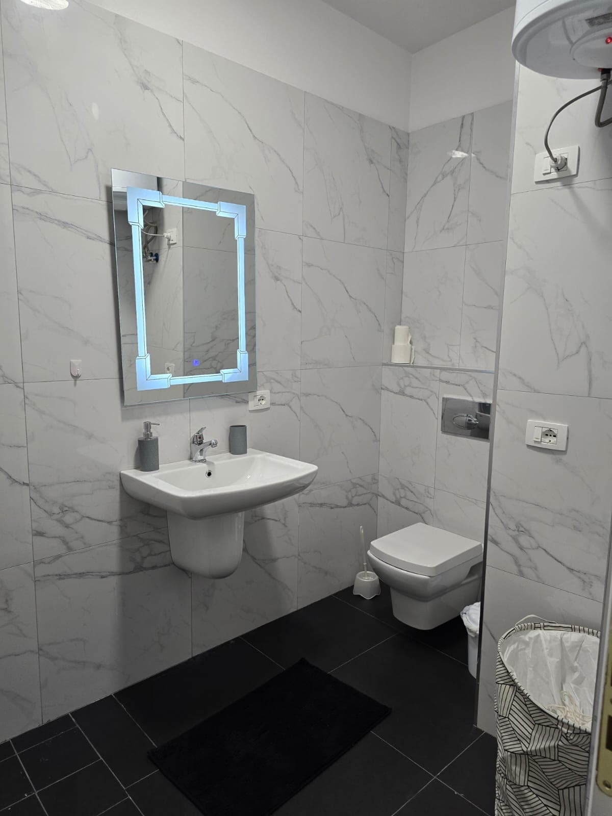 Jepet apartament me qera 2+1 ne Ali Dem 2