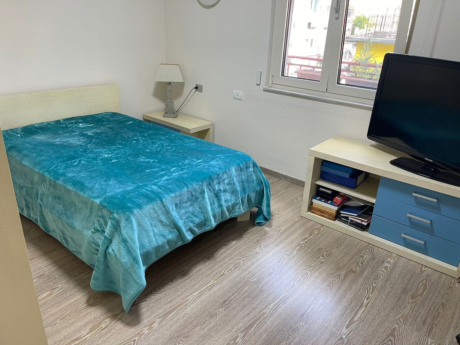 Jepet me qera Super apartament 1+1 i pa banuar me pare tek Ambasada Amerikane