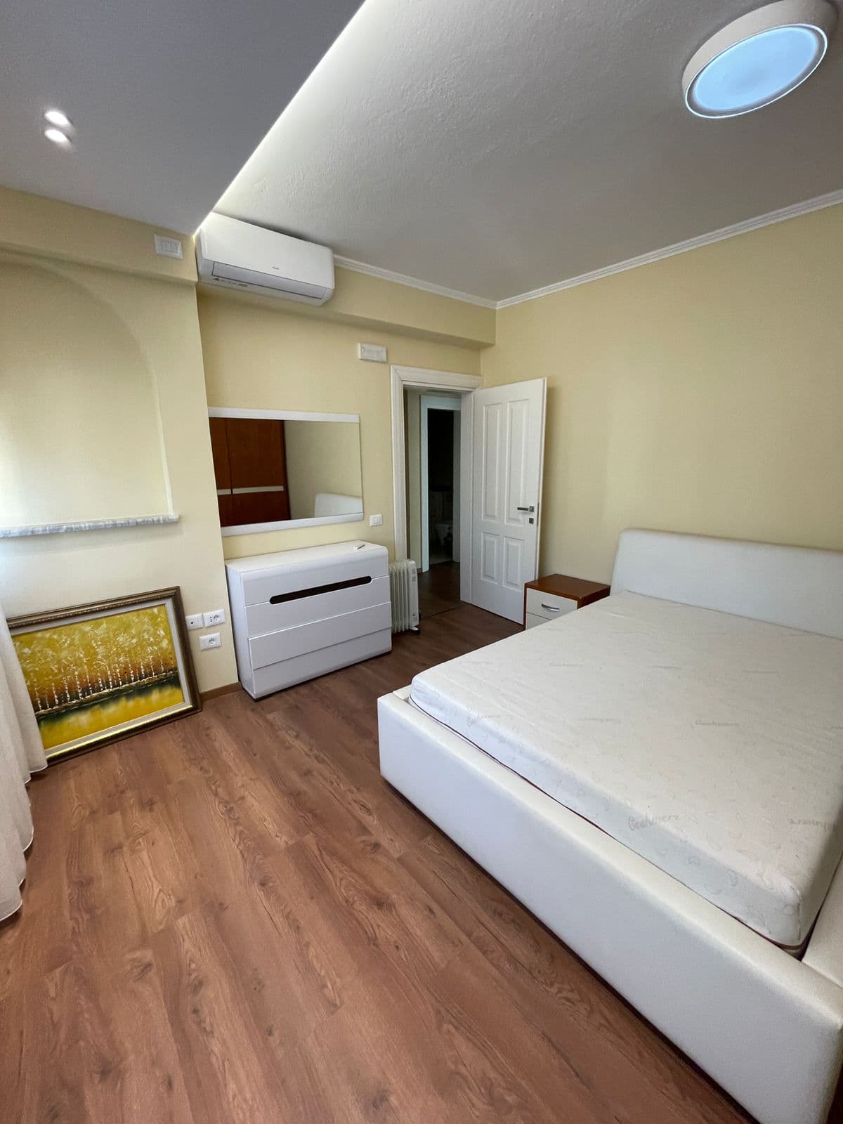 Jepet me qira Apartament 2+1+2 +Kuzhine , Bllok 4