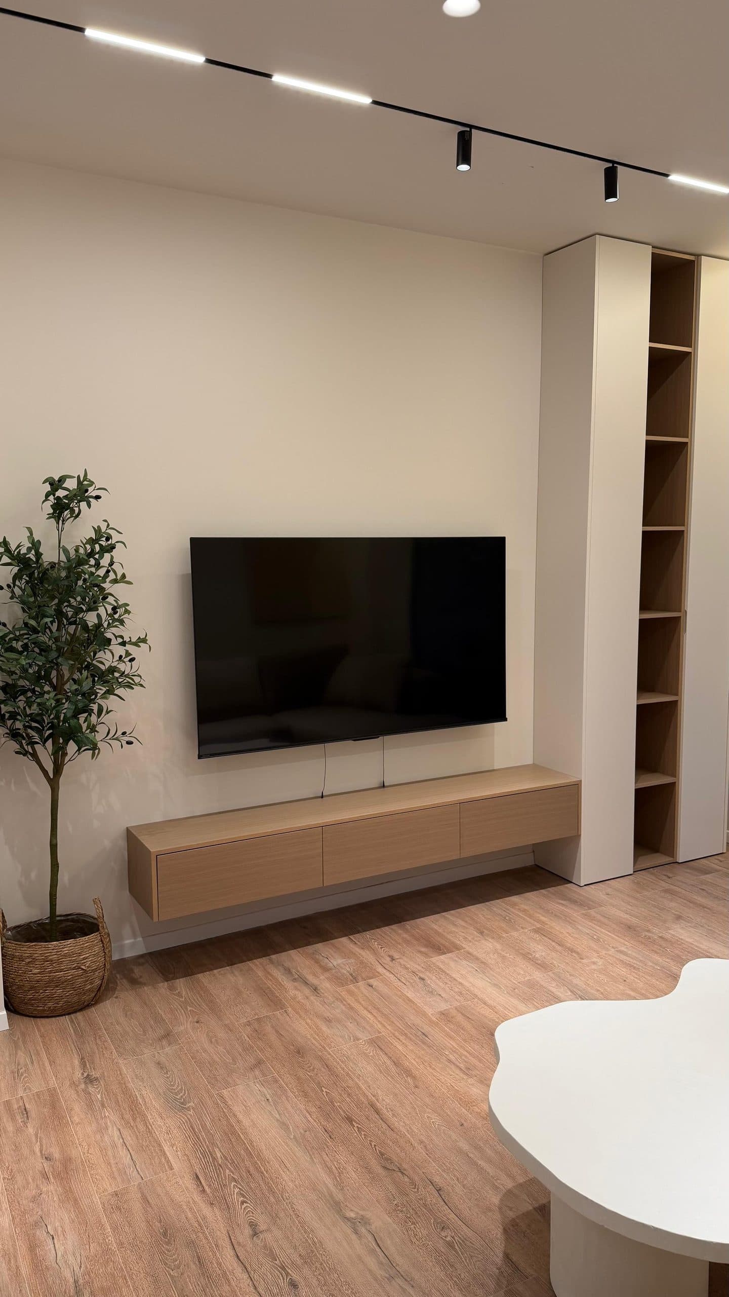 Jepet me qera apartament 2+1+2+Parkim tek Liqeni i Thate