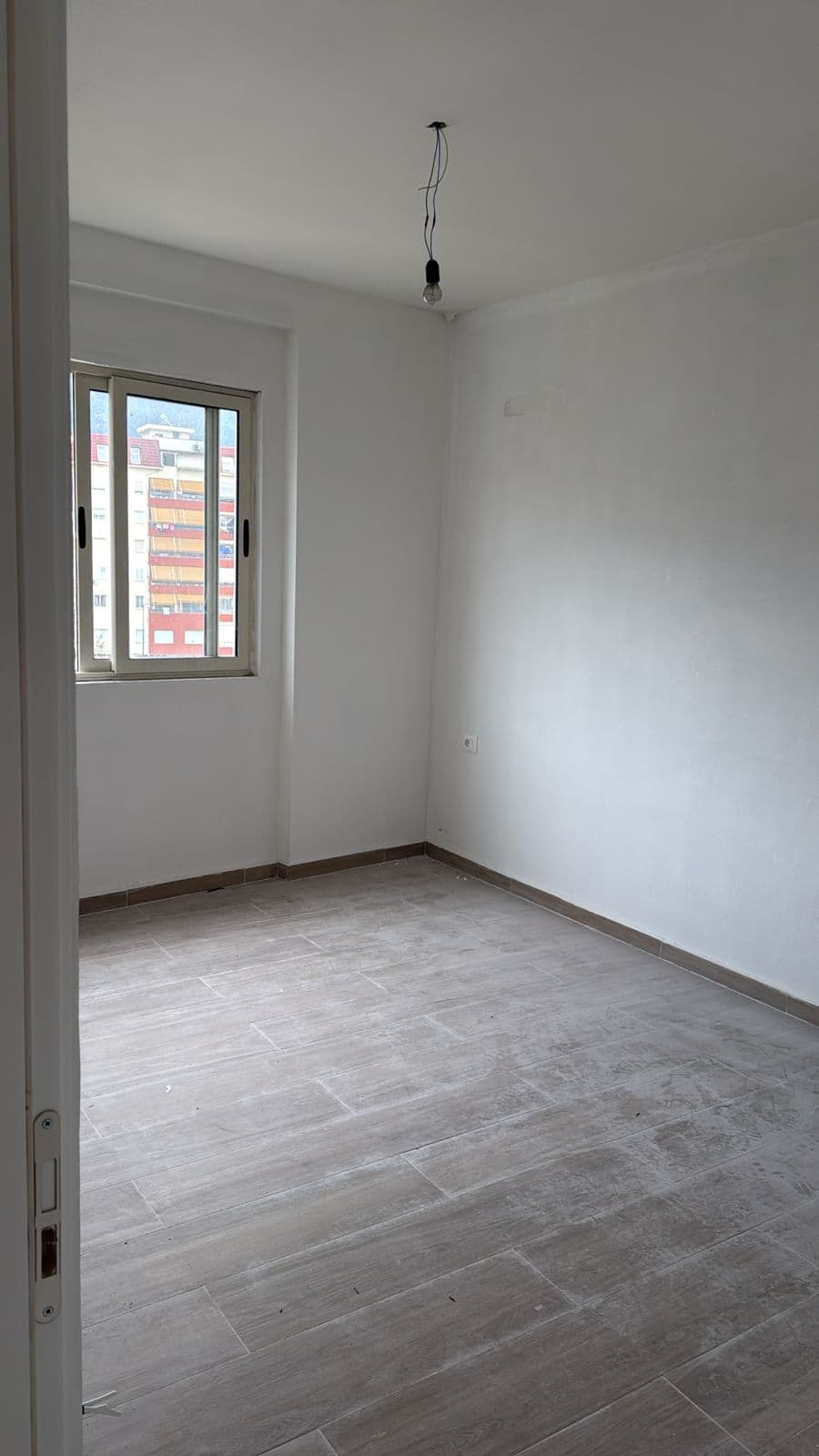 Shitet apartament 2+1 i pa mobiluar ne Fresk 2