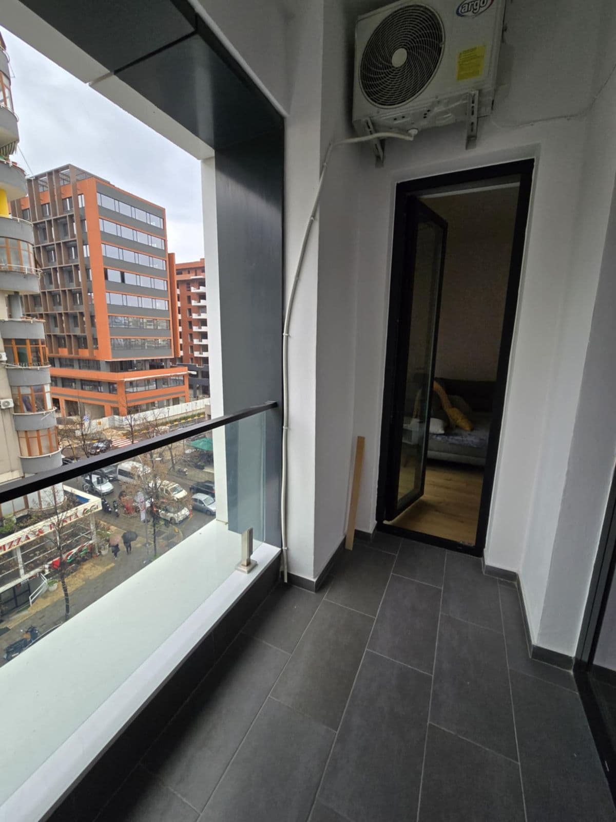 Jepet me qera Apartament 1+1 Te Square 21 3