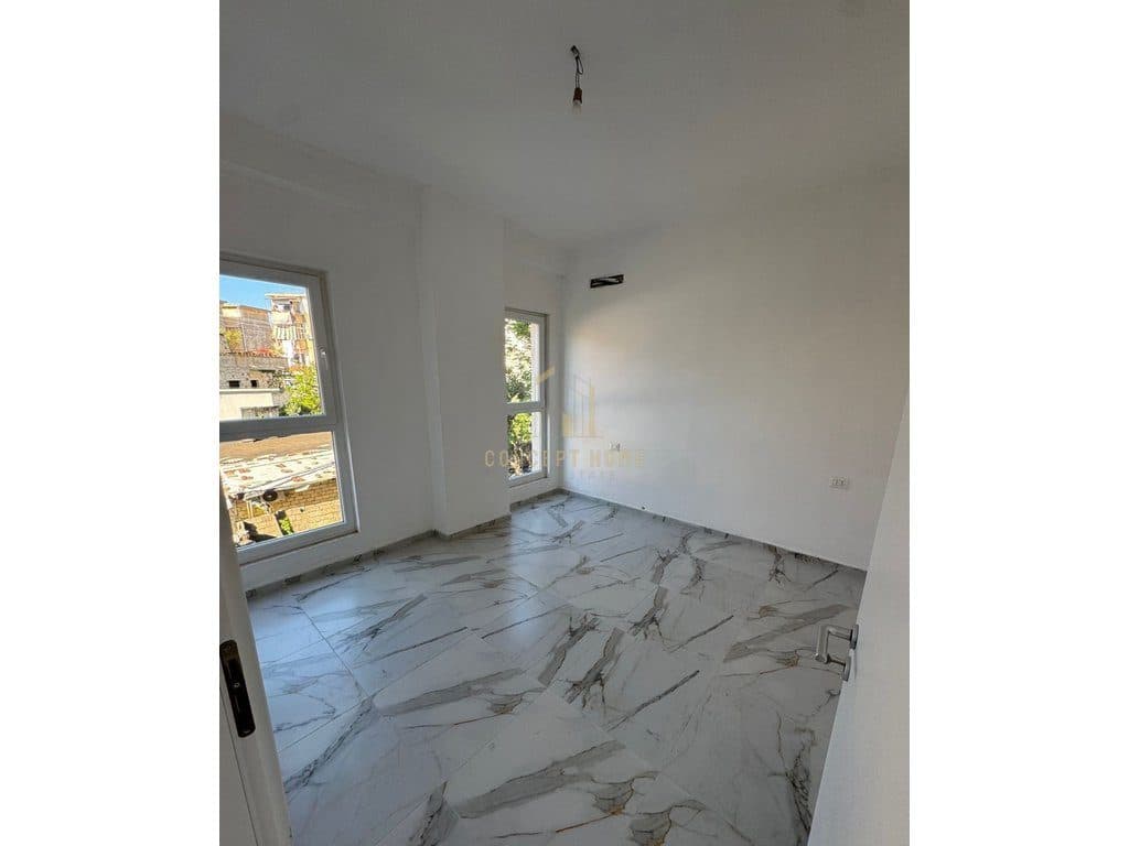 Jepet me qera apartament 1+1 te Komleksi Aura/Cmimi: 55,000 Leke/Muaj 4