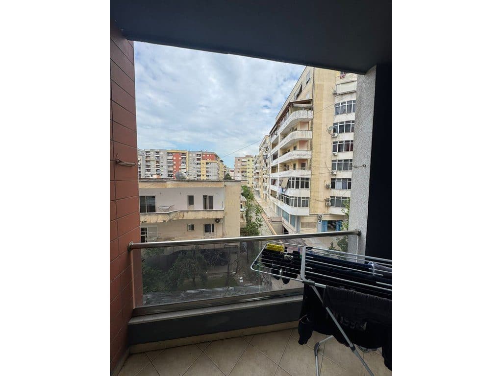 Jepet me qera apartament 1+1 ne Astir Siperfaqe :70 m2 •Kati i 2 4