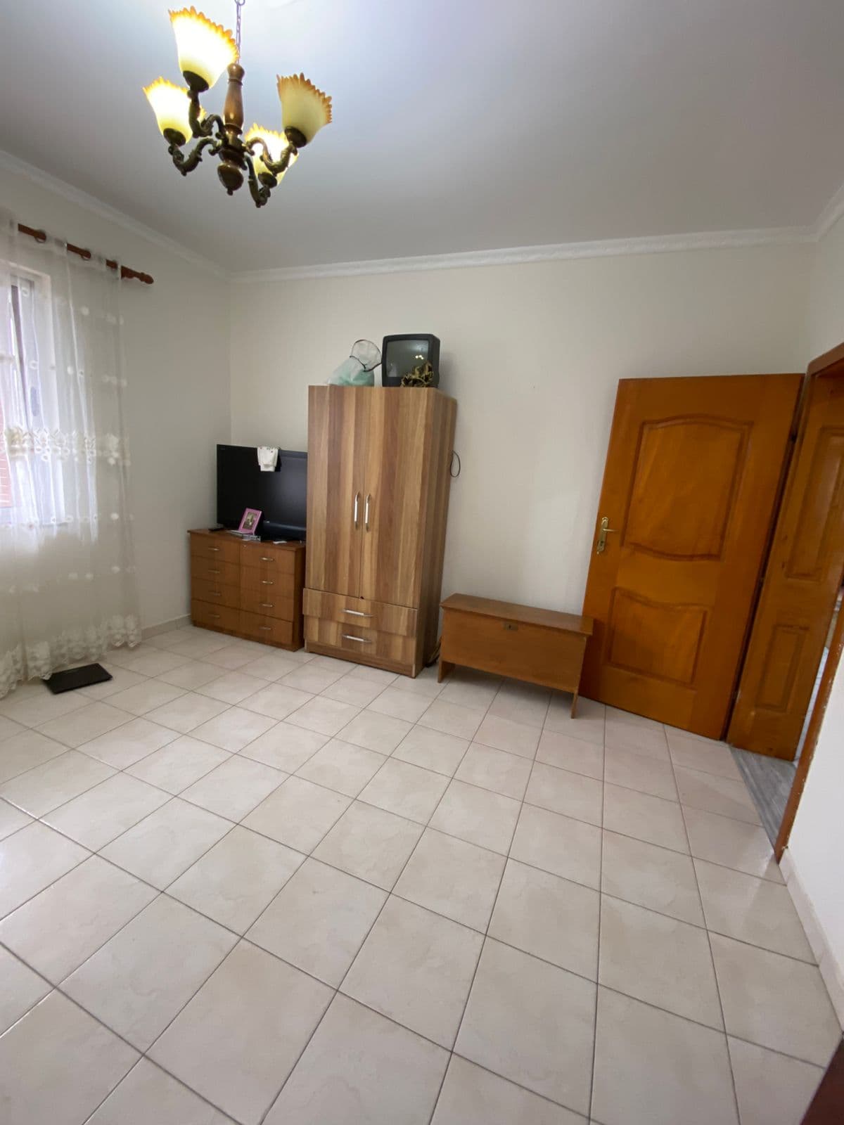 Jepet me qira shtepi 2+1 ne Institut/40.000 Leke