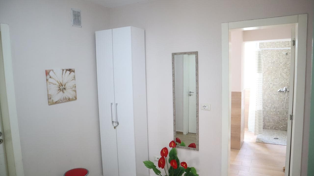 Jepet apartament me qera 2+1 tek Selvia 4