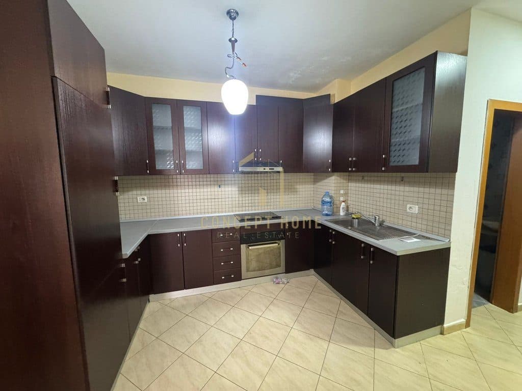 Jepet Apartament me Qera 2+1+2 tek Komuna e Parisit 2