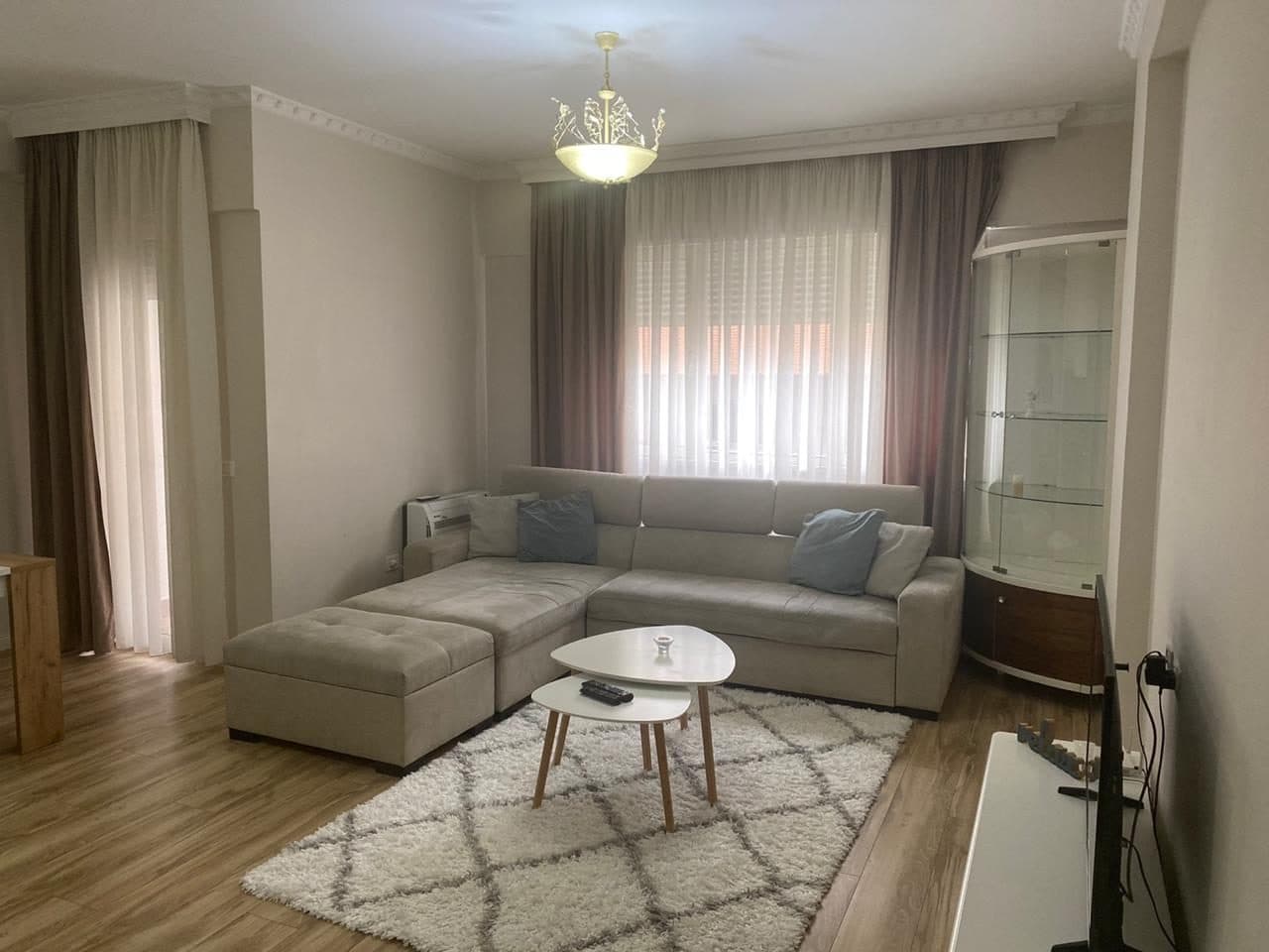 Jepet me qera apartment 2+1 tek Komuna Parisit- 900€
