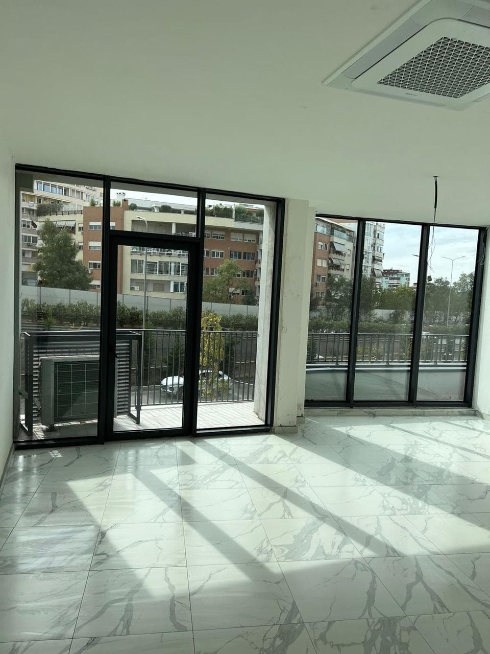 Jepet me qera Ambient per Zyra tek Lake View 2